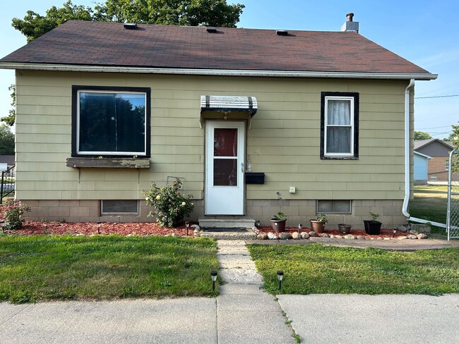 Building Photo - 202 Thompson Ave