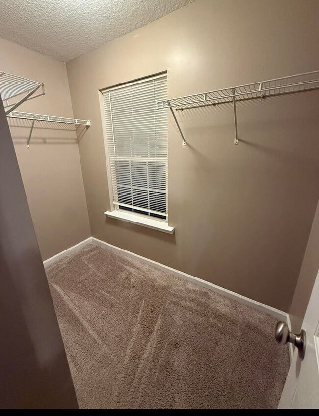 Foto del edificio - 4 Bed 2.5 Bath Two-Story Home