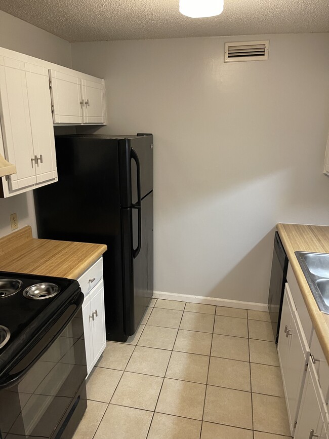 Building Photo - 212 Apache Dr