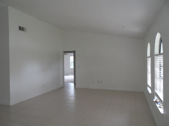 Foto del edificio - JUST LISTED -5 BEDROOM + BONUS ROOM - DELTONA NO PETS ALLOWED