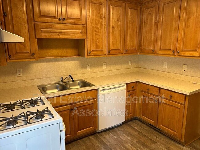 Foto del edificio - 604 N Pine Hill Rd