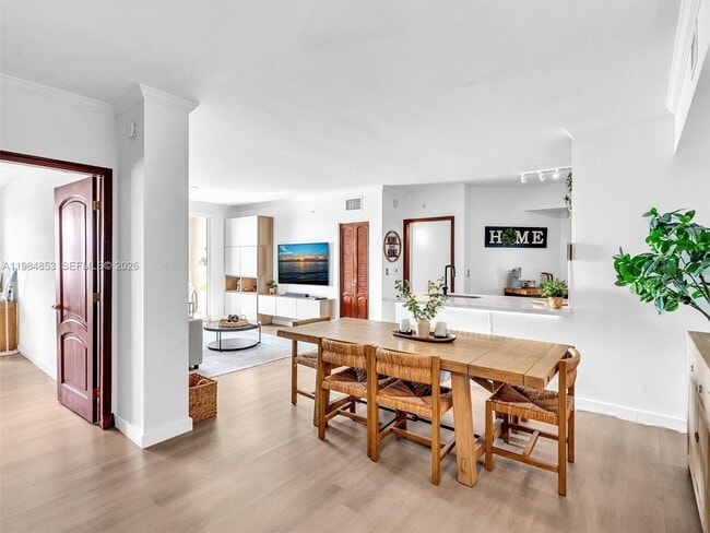 Foto del edificio - 17150 N Bay Rd