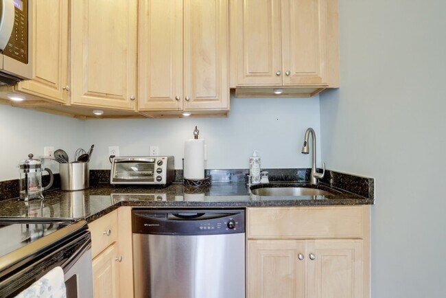 Fully stocked kitchen - 1305 E Capitol St SE