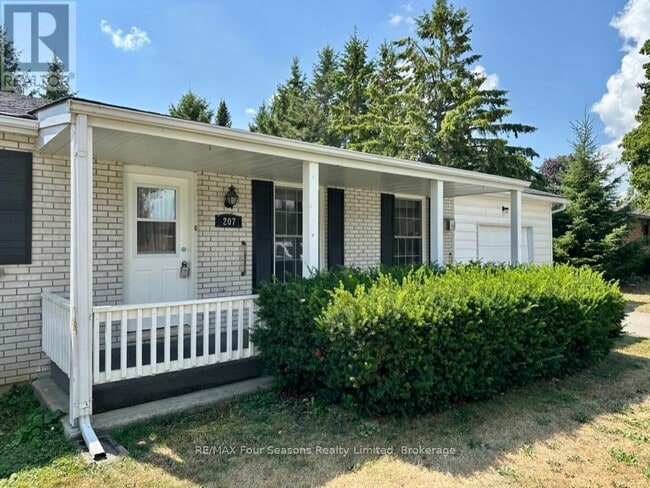 Building Photo - 207 Christopher St