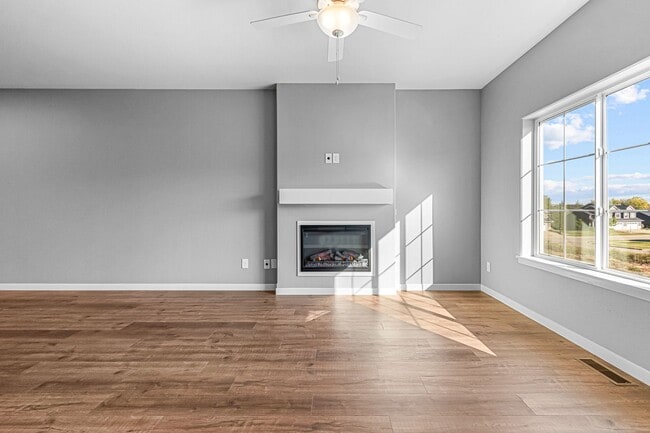 Building Photo - Spacious New Built, Great Location!