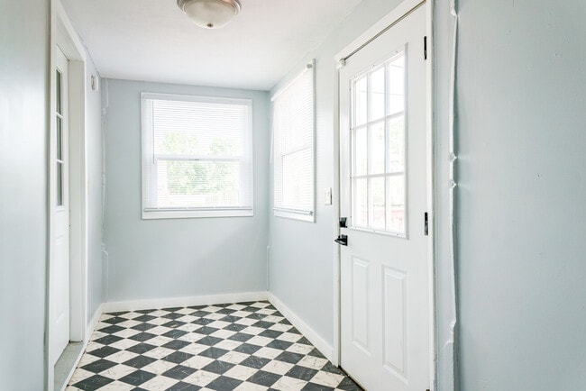 Building Photo - 3524 Pleasant St