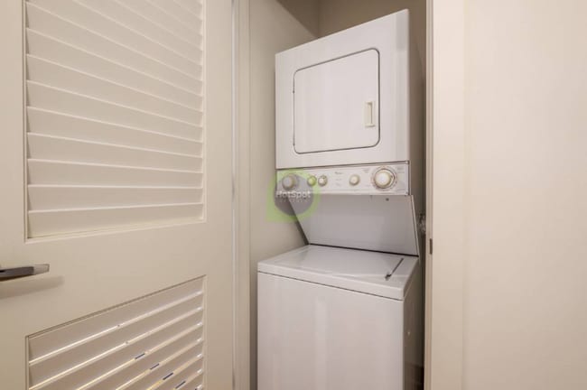 Building Photo - 156 W Kinzie St