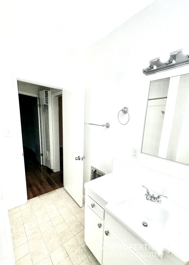 Building Photo - Charming 1 Bedroom 1 Bathroom In West Holl...