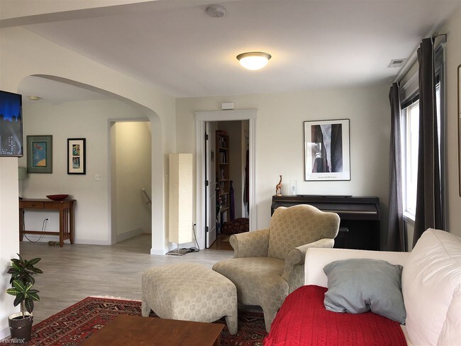 Building Photo - 3 br, 1 bath  - 57 Walnut St Apt #2