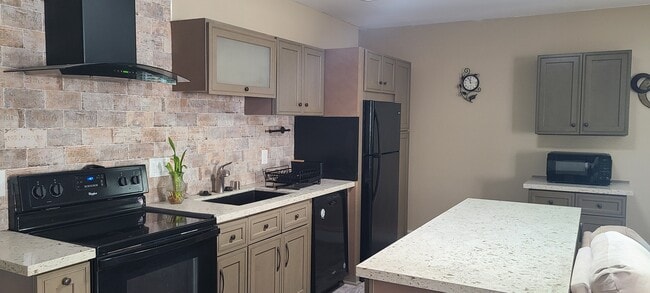 Building Photo - 761 Diamond Dr