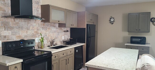 Foto del edificio - 761 Diamond Dr