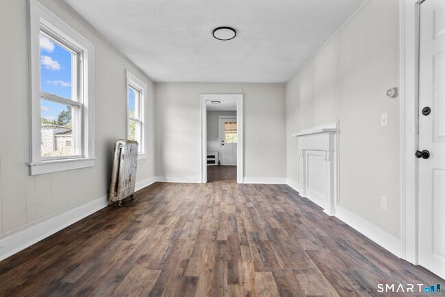 Building Photo - 16 Oak St