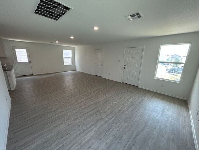 Building Photo - MUST SEE! 3 Bedroom / 2 Bath Home Near ALA...