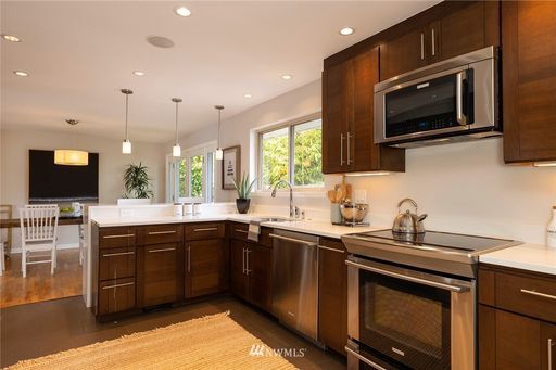 Foto principal - Beautiful Mid-Century Home on a Corner Lot...