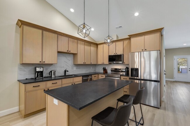 Building Photo - 190 Weaver Line