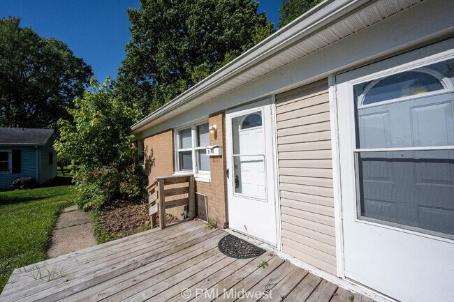 Building Photo - "Charming 2-Bed Duplex Retreat in Indianapolis - Cozy 728 Sq Ft Gem!"
