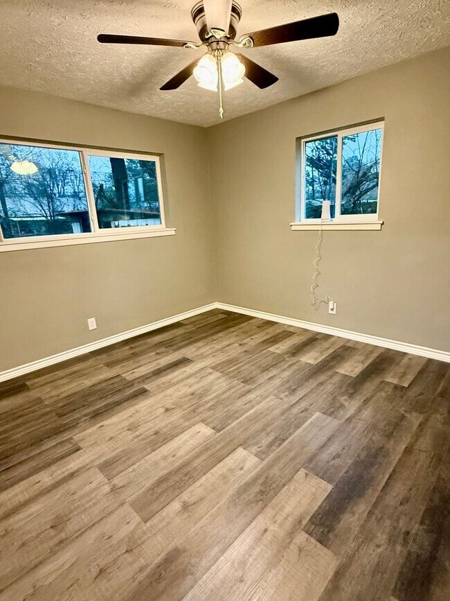 Foto del edificio - NOW AVAILABLE- 4/2 Completely Remodeled- Never Rented!