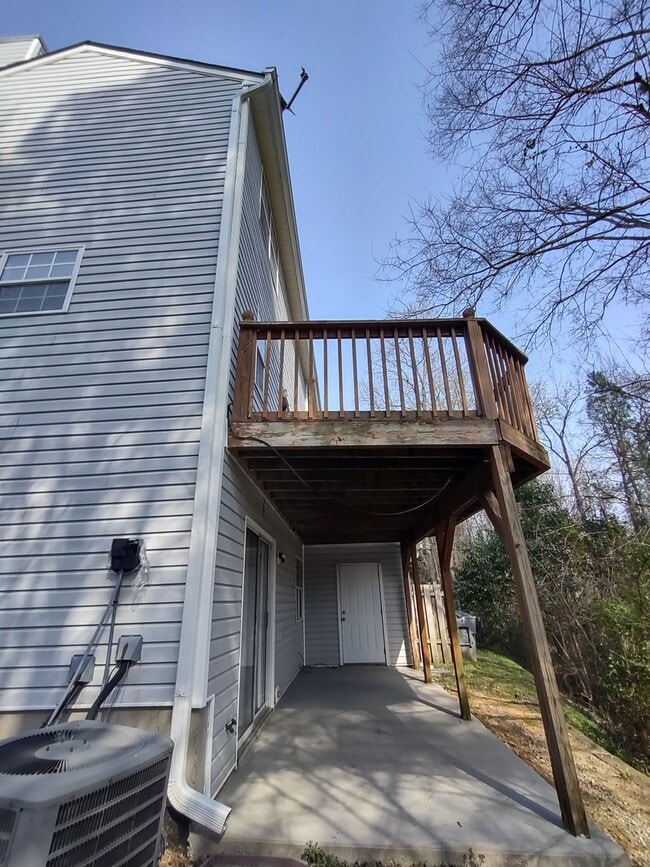 Foto del edificio - Move in Ready, End Unit Townhome located i...