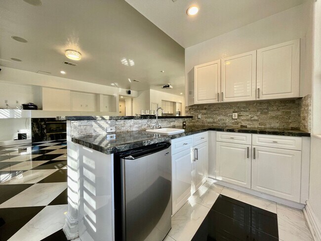 Foto del edificio - Gated Community - 3 Car Garage - 5 Bedroom...