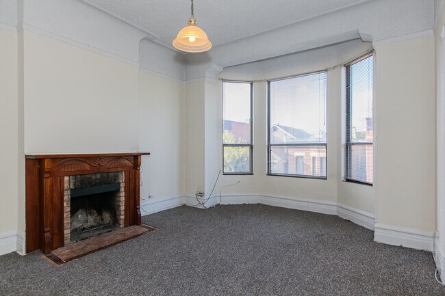 Building Photo - 903 W Armitage Ave