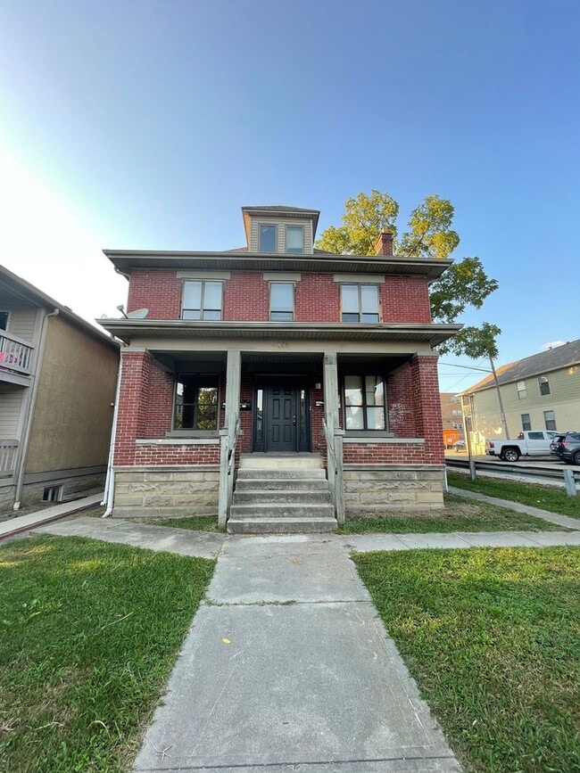 Building Photo - 194 E 14th Ave