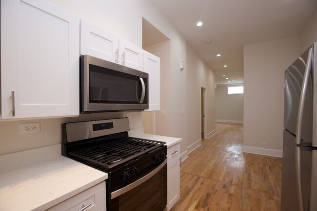 Building Photo - 2030 N Oakley Ave
