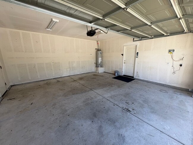 Building Photo - Tulare home for rent