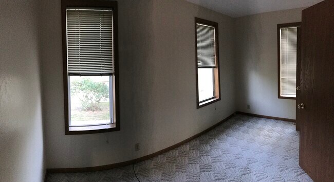 Building Photo - River St