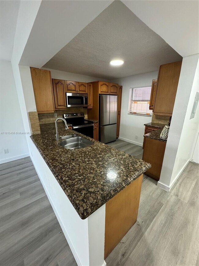 Foto del edificio - 2820 Riverside Dr