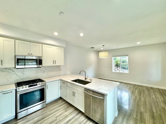 Building Photo - Great 3B/2.5BA Townhome in San Marcos!