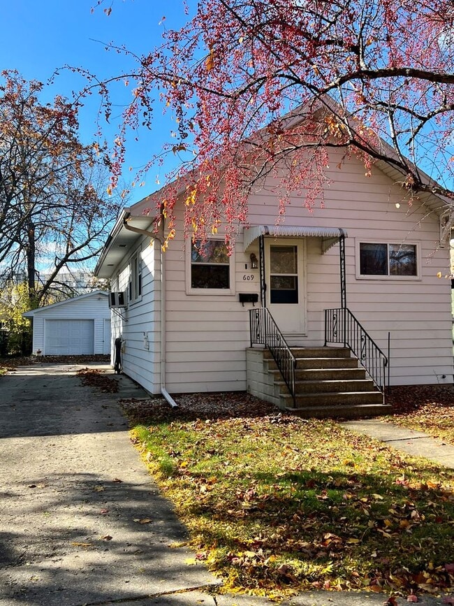 Building Photo - 609 Maple St