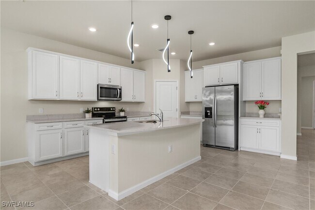 Foto del edificio - 19828 Beverly Park Rd