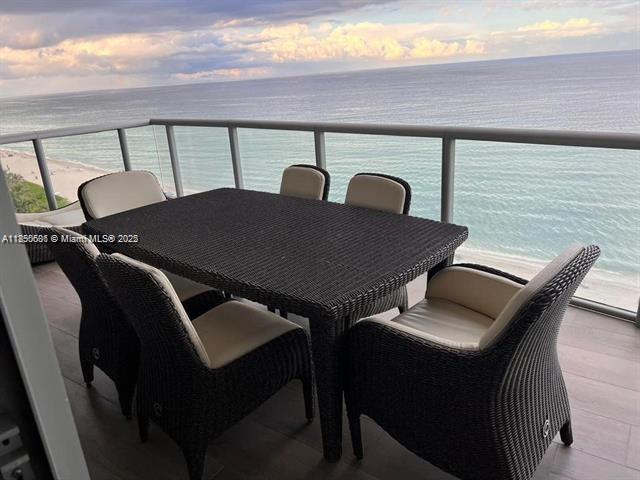 Foto principal - 17121 Collins Ave