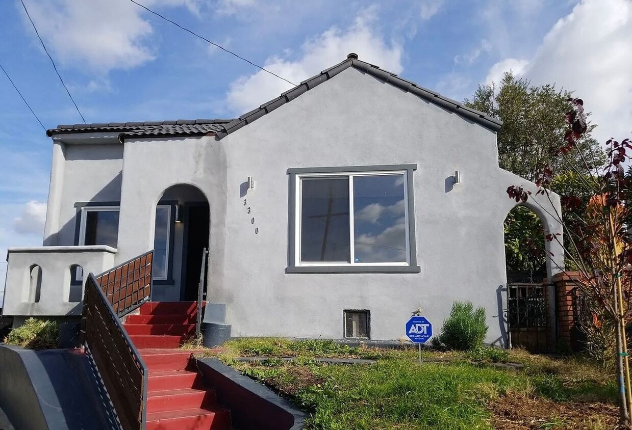 Primary Photo - 3300-3306 Pomeroy Ave