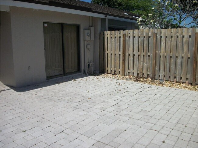 Foto del edificio - 4953 E Lakes Dr