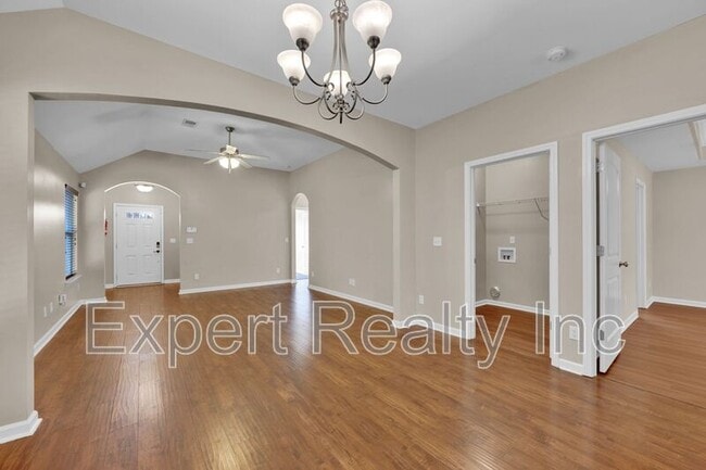 Building Photo - 1633 Cove Dr