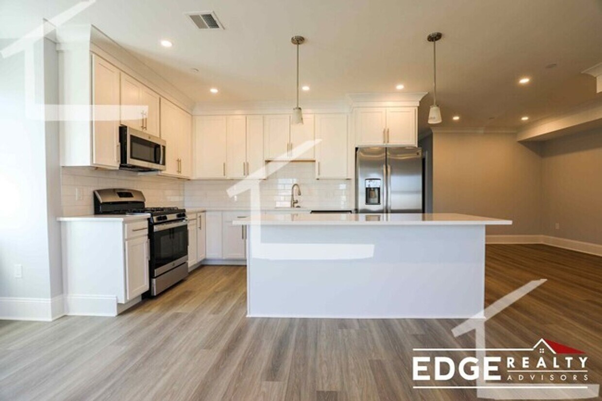 Primary Photo - 6/1 Oversized 4BR/3BA with laundry in unit...
