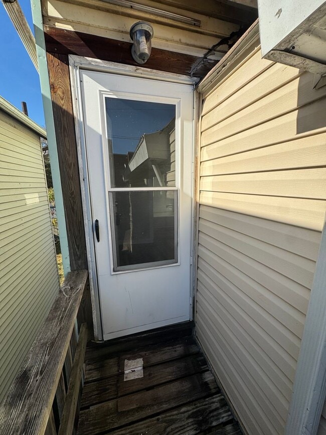 Building Photo - 207 Railroad Ave