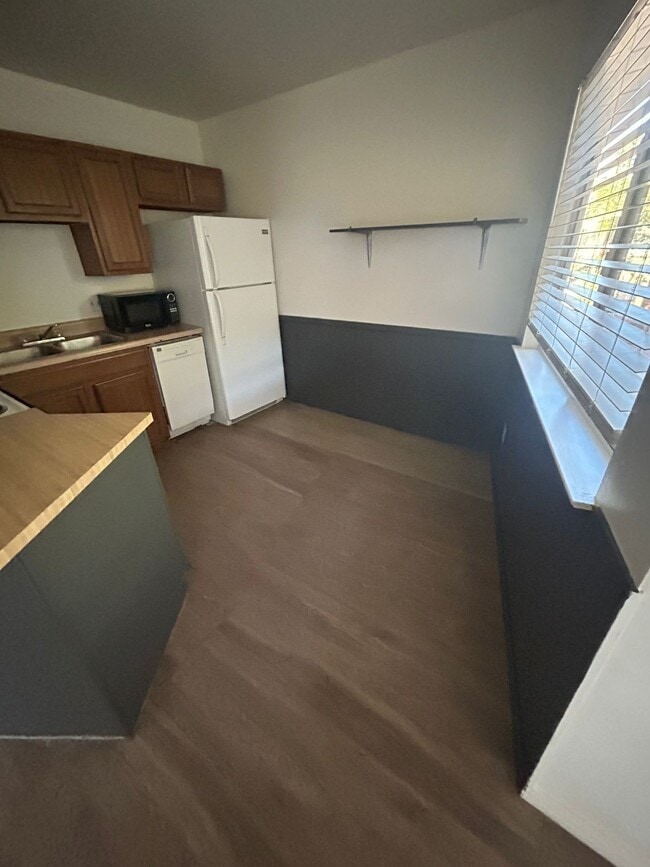 Building Photo - 1642 Post Rd