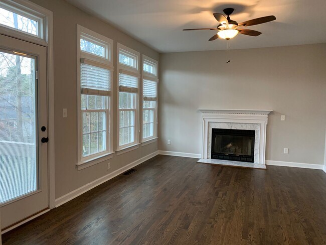 Foto del edificio - 5 Bed | 3.5 Bath House with Finished Basem...