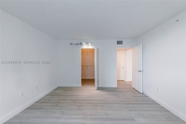 Building Photo - 1155 Brickell Bay Dr