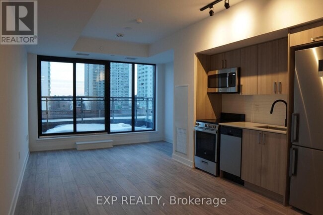 Building Photo - 758 Dovercourt Rd