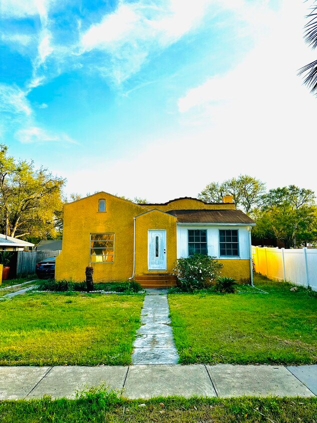 Primary Photo - 104 E Pinecrest Ave