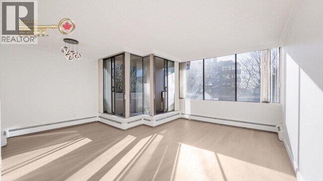Photo du bâtiment - 1737 Duchess Ave