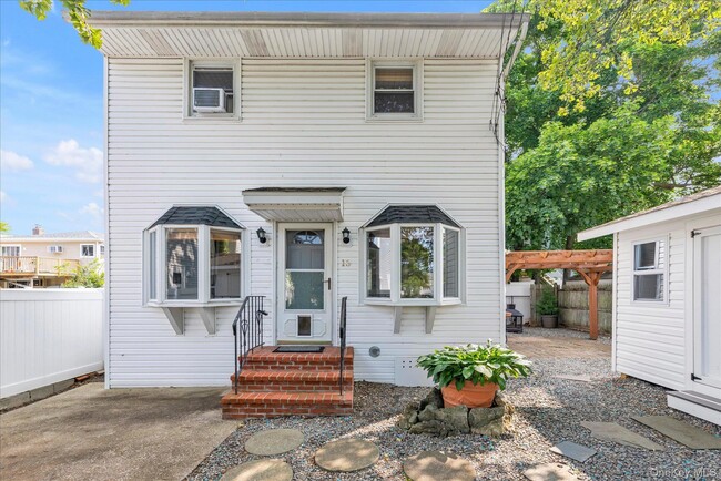 Building Photo - 13 7th St