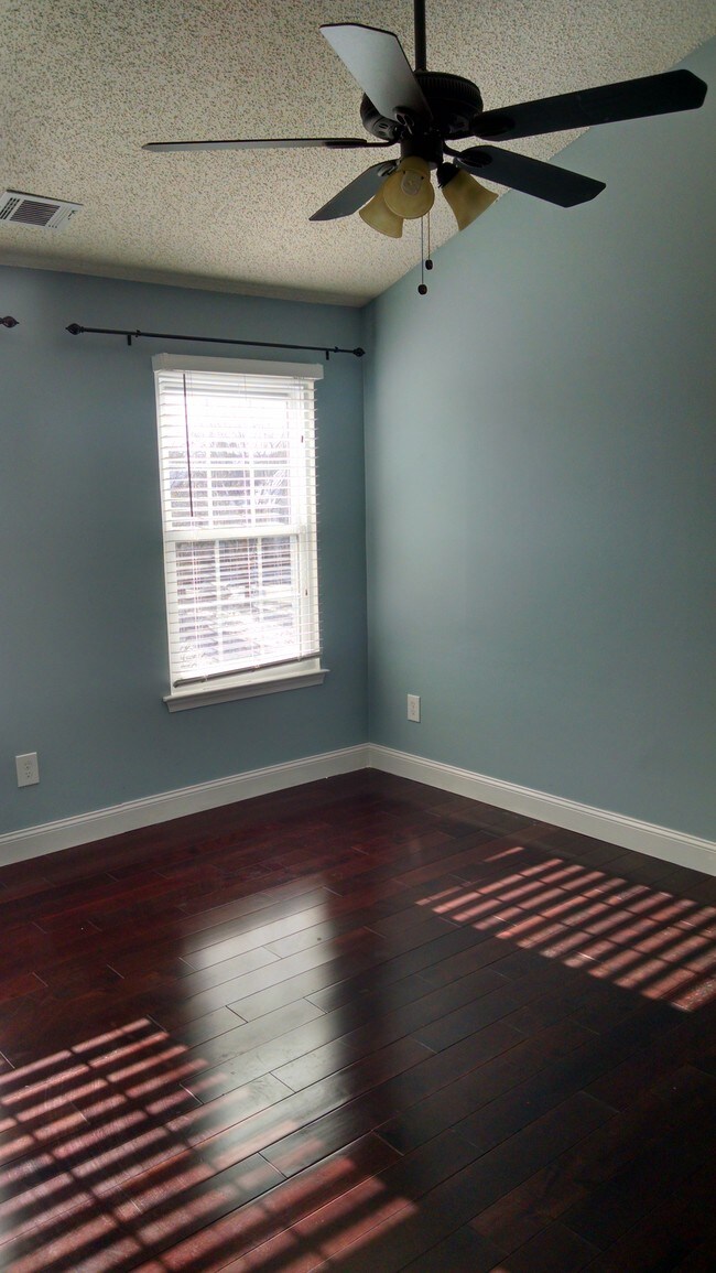 Building Photo - 304 Strull Ct