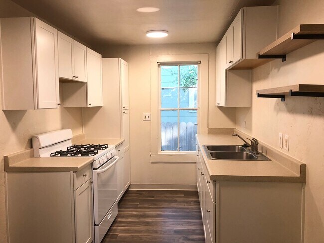 Foto del edificio - **Reserve for SUMMER 2026** - Beautiful Craftsman in Historic Barber District