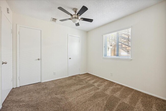 Foto del edificio - 2401 Manor Rd