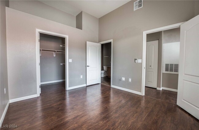 Building Photo - 2305 W Horizon Ridge Pkwy