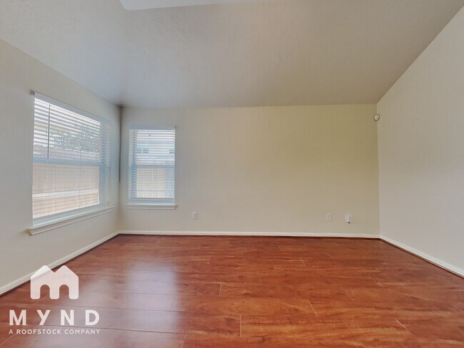 Building Photo - 807 Forest Star